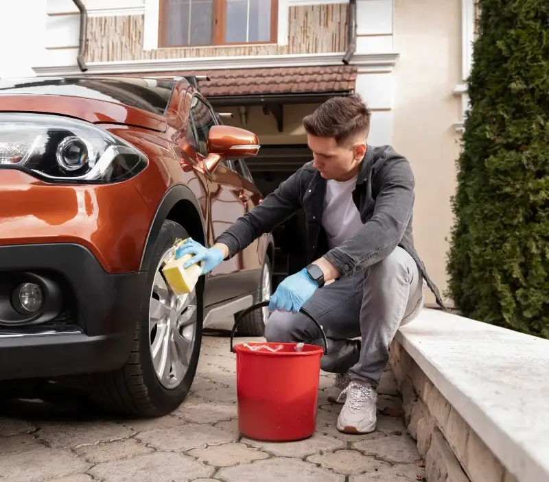 Lavage auto à domicile Mérinchal : professionnel intervenant sur un véhicule